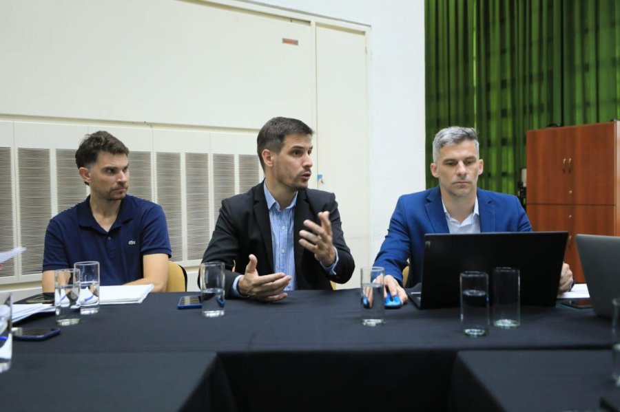 PLAN DE OBRAS. Viotti y los funcionarios locales brindaron detalles de las obras que ya est&aacute;n en marcha.