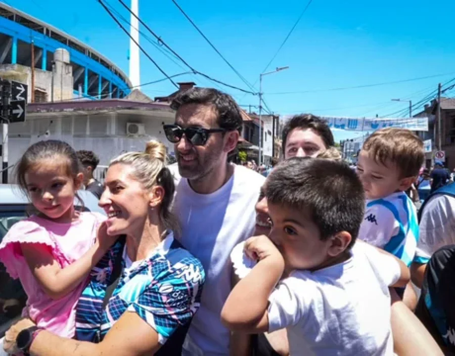 Diego Milito con los hinchas de Racing.