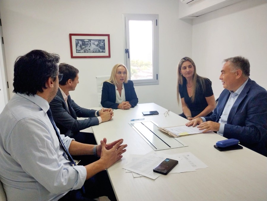 Imagen de la reunión en la que se suscribió el convenio entre el MPA y Telecom.