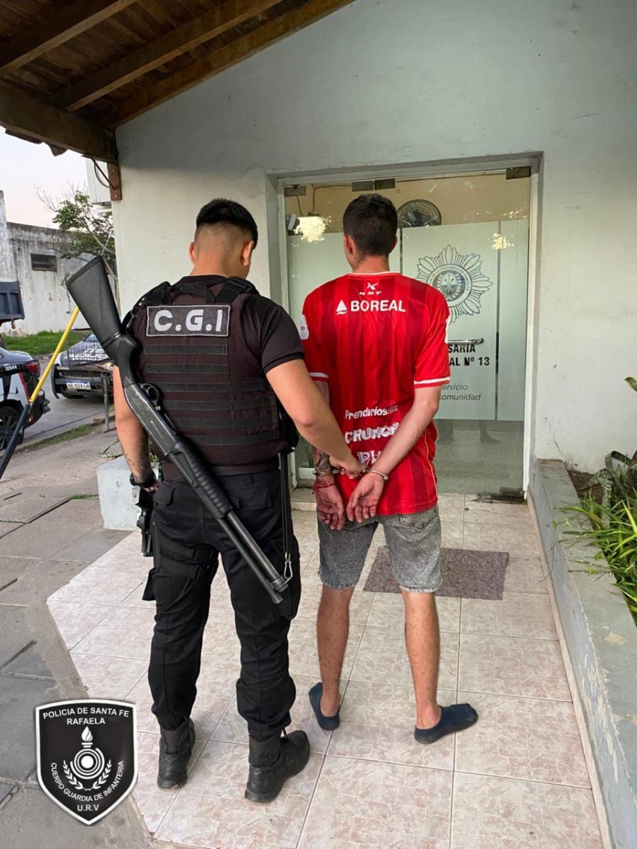 El arrestado tendría una prohibición de acercamiento vigente.