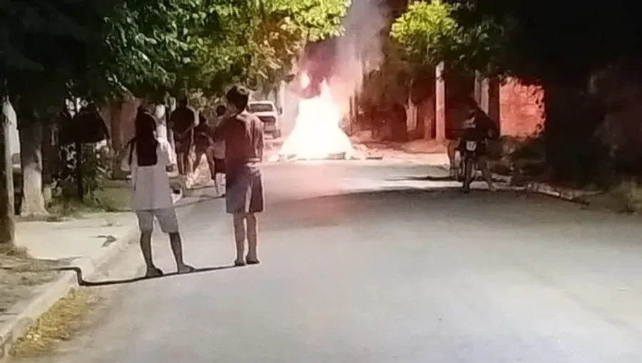 Como consecuencia de la decisión del magistrado, los vecinos arrojaron piedrazos e intentaron prender fuego la casa del acusado.