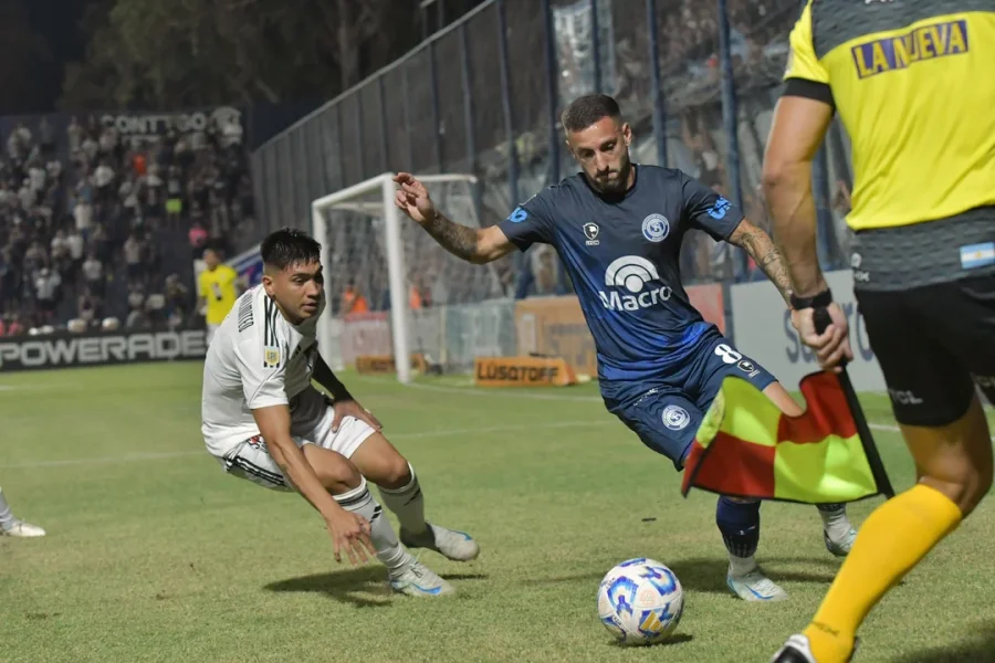 El volante Ezequiel Ham controla la pelota, cerca del córner,
