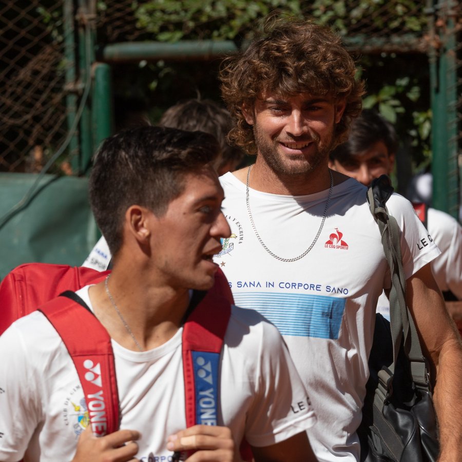 TORNEO DE FIGURAS. Ribero ingresando detrás de Sebastián Báez, uno de sus compañeros.