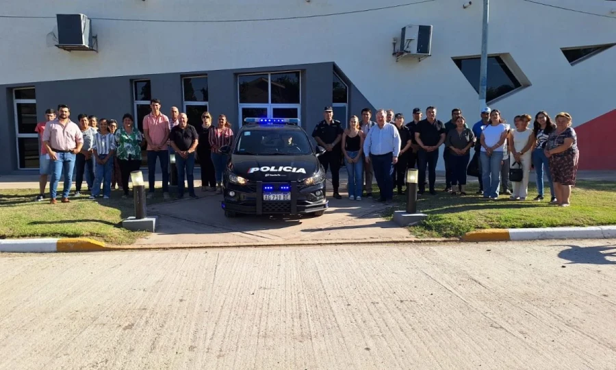 Entrega del nuevo patrullero frente a la Comuna de Palacios.