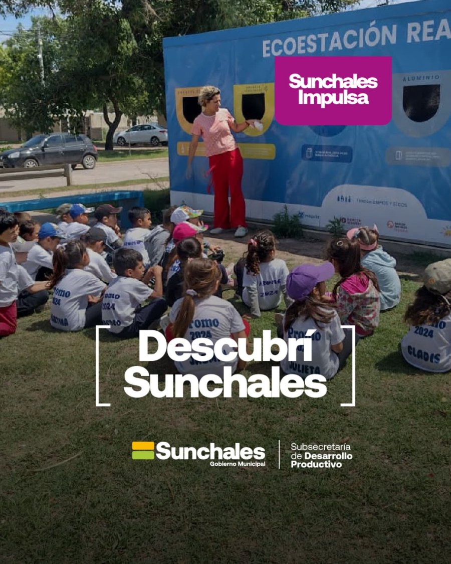 Una delegación recorriendo el Parque de los Encuentros.