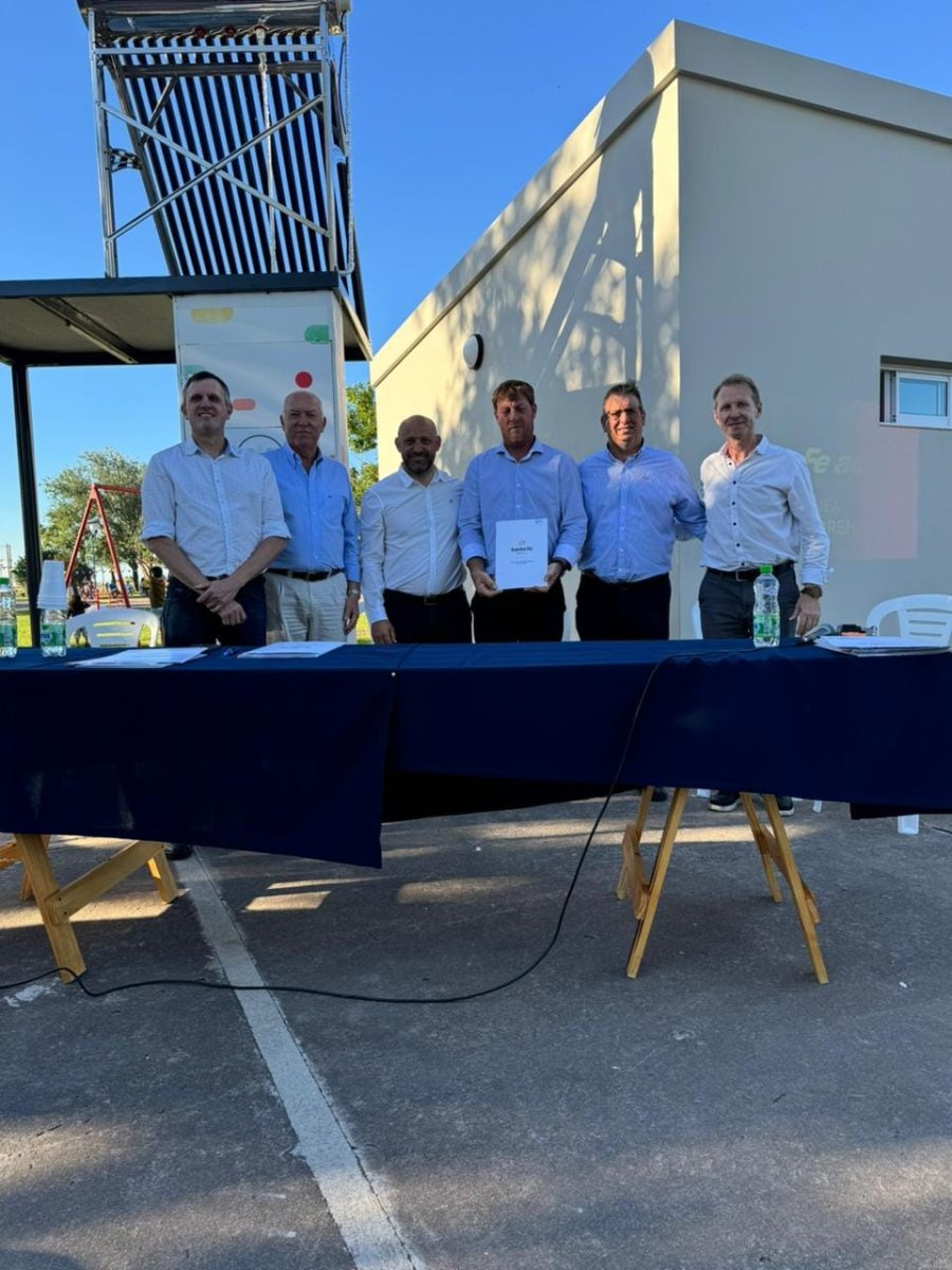 El presidente comunal junto a los funcionarios provinciales.