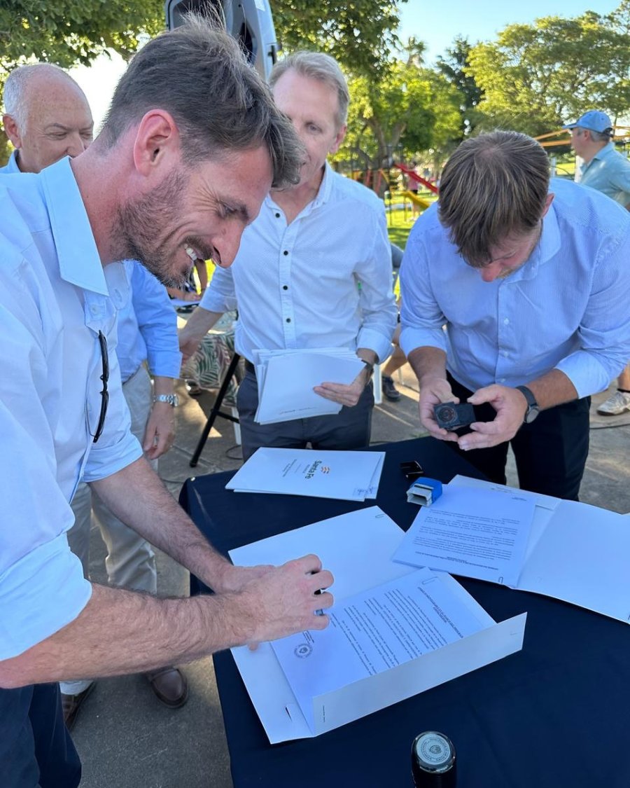 Gonzalo Aira suscribe el convenio.