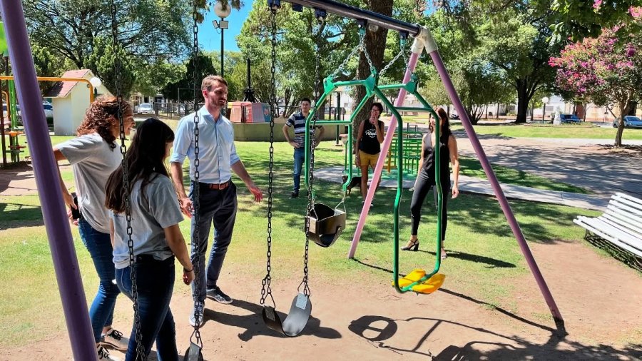 Las alumnas , el Intendente, y el proyecto para los espacios públicos.