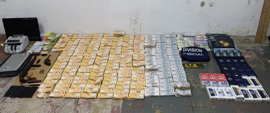 60 millones de pesos, alrededor de 4 millones en pesos colombianos, más de 200 mil pesos chilenos y poco más de 1500 dólares, entre otros elementos.