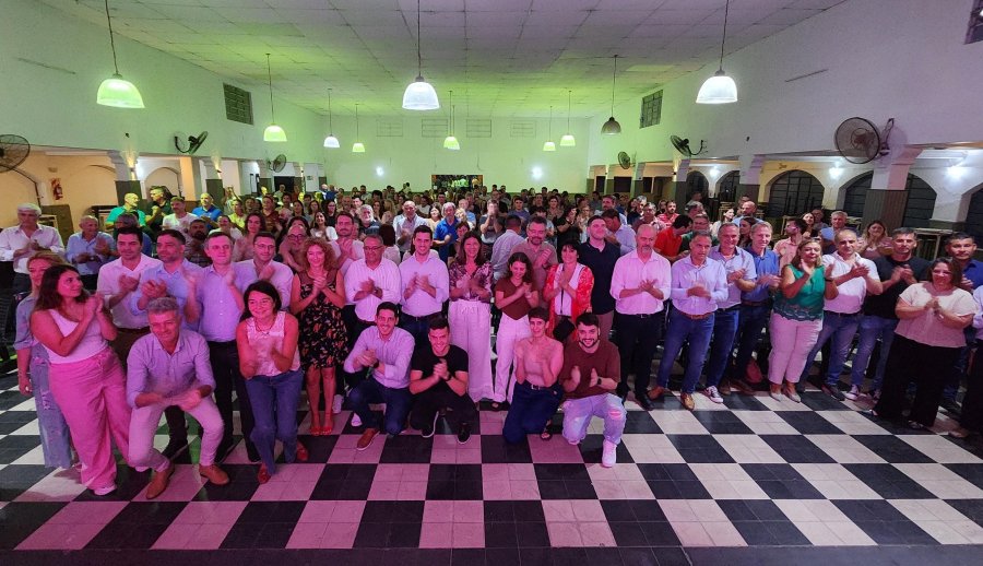 TODOS JUNTOS. Dirigentes y representantes de Unidos que estuvieron presentes en el encuentro que se realiz&oacute; en nuestra ciudad.