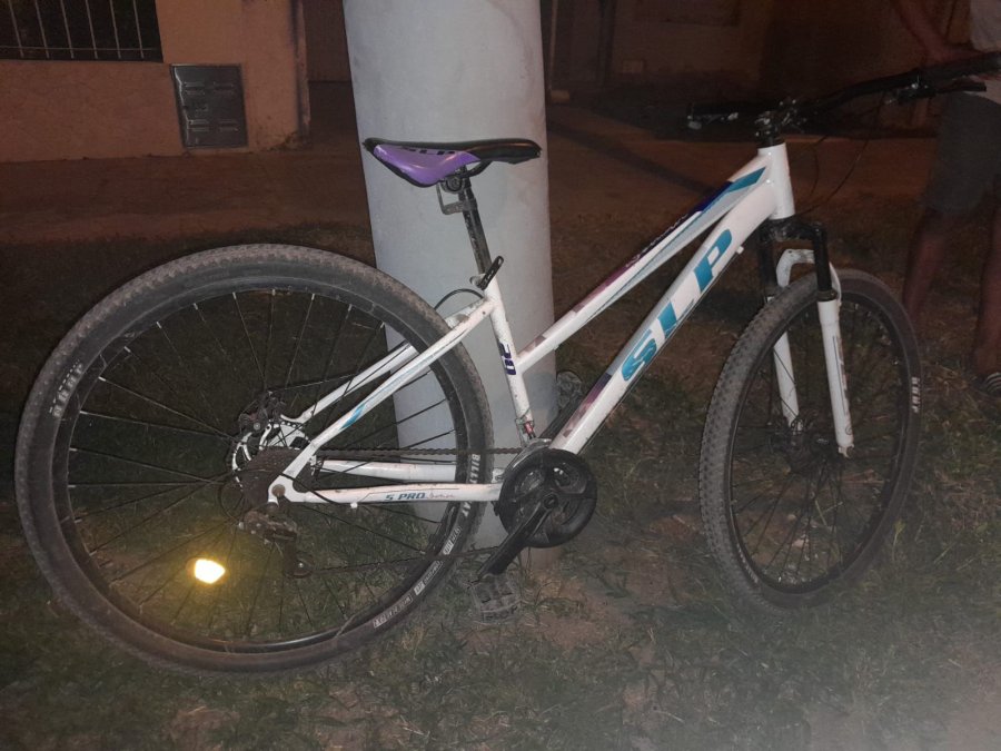 Una de las bicicletas SLP de color blanco incautadas por la GUR y la Policía.