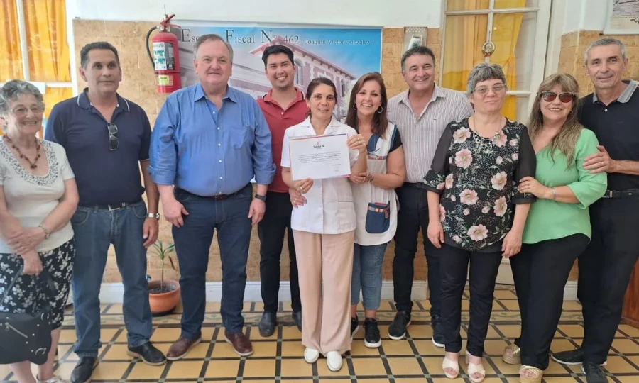 Miembros de la Comunidad educativa junto a los funcionarios.