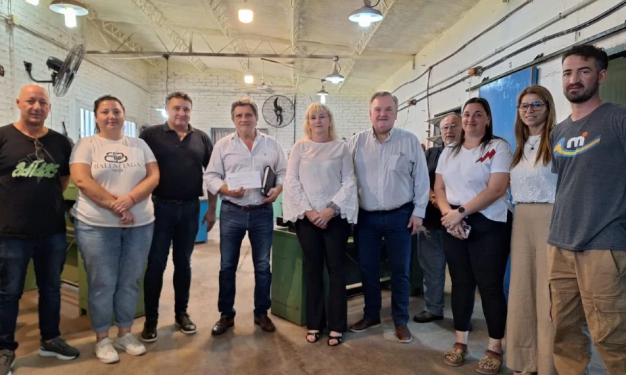 Beneficiarios y legisladores en San Guillermo.