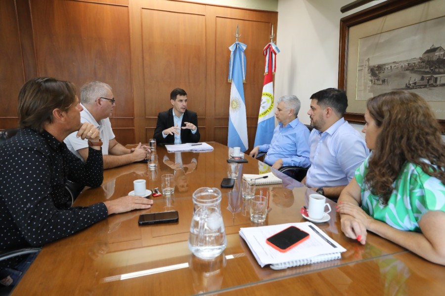 El intendente Leonardo Viotti se reunió con representantes de la institución junto a empresarios de la ciudad.