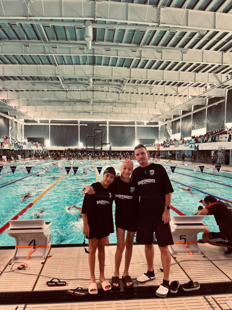 EN PARQUE ROCA. Las deportistas Audero y Sotelo junto al entrenador Bacci.