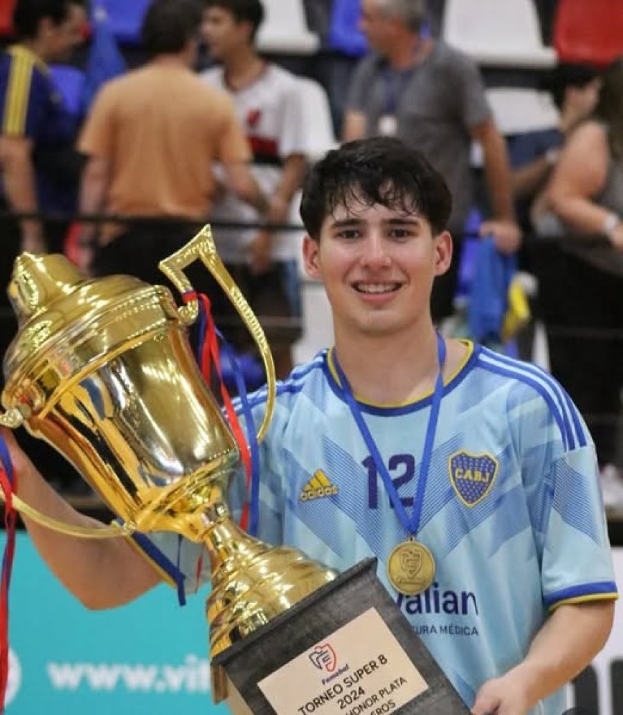 ARQUERO. Con el trofeo del S&uacute;per 8.