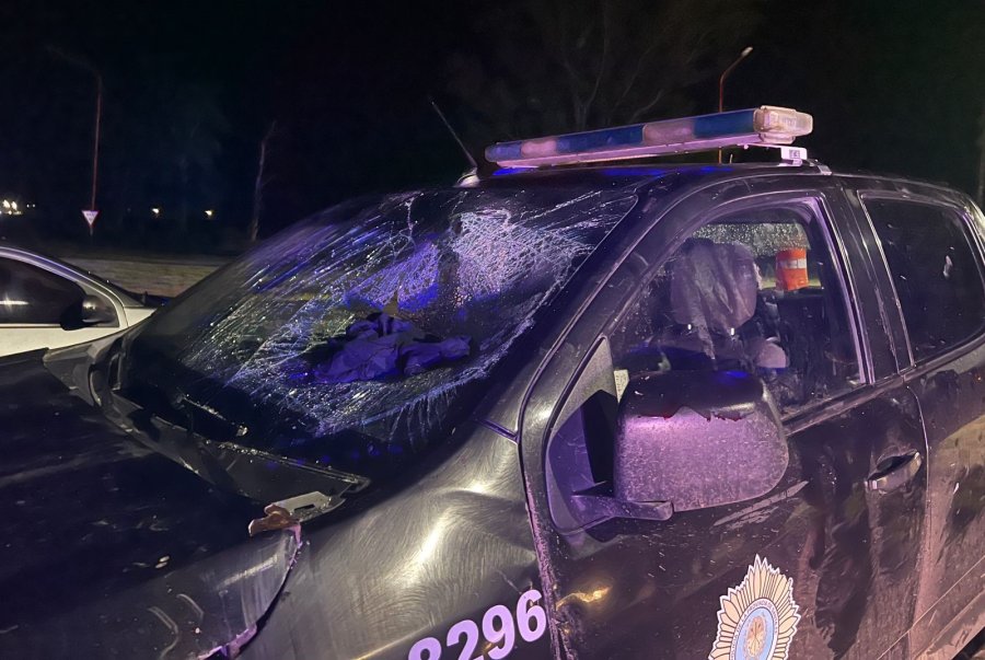 DESTROZOS. Al agravarse el panorama acudió en ayuda de la policía de Roca el Comando Radioeléctrico de Rafaela.