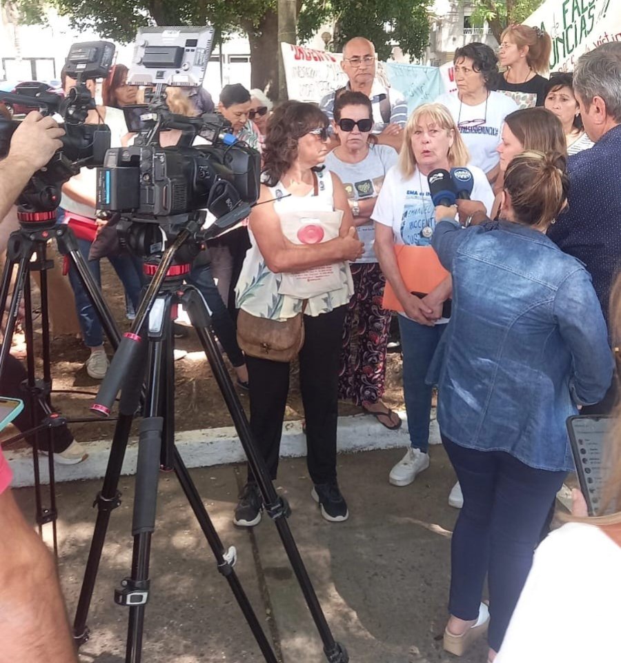 Alicia Riberi, frente a la Legislatura dialogando con la prensa santafesina.