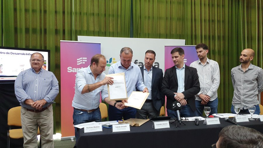 IMPORTANTE INVERSION. Viotti y Enrico, junto con autoridades locales, encabezaron el acto que se desarrolló este jueves en el palacio municipal.