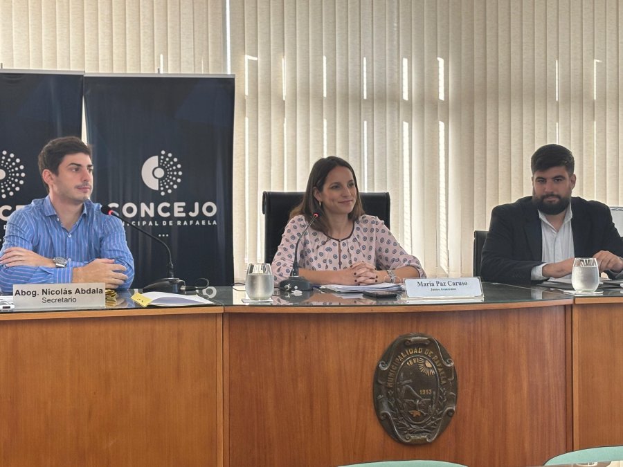 CAMBIO. La concejal Paz Caruso presidi&oacute; por un momento la sesi&oacute;n cuando Lisandro M&aacute;rsico baj&oacute; a hablar sobre uno de los proyectos.