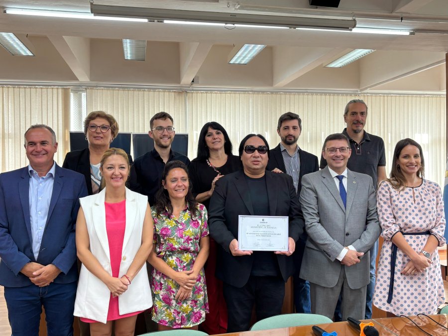 DISTINCI&Oacute;N. El conductor y locutor Daniel Acosta junto a los concejales, tras recibir el reconocimiento por su trayectoria.
