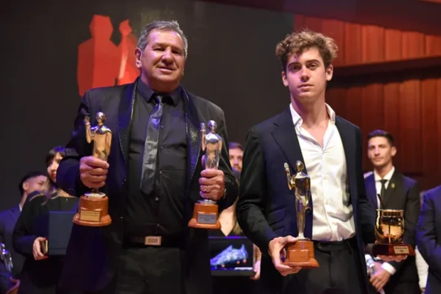 PREMIADOS. Alberto, padre del arquero, Franco Colapinto.
