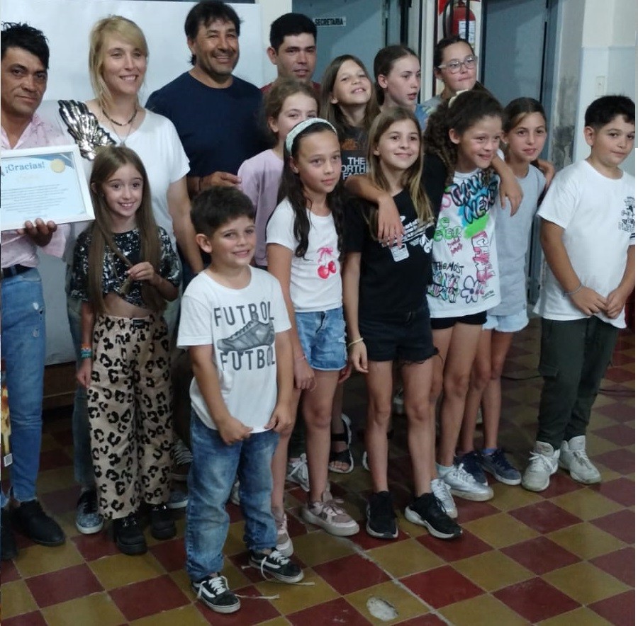 Sebastián, Daro Dani y gustavo con los más pequeños durante la celebración.