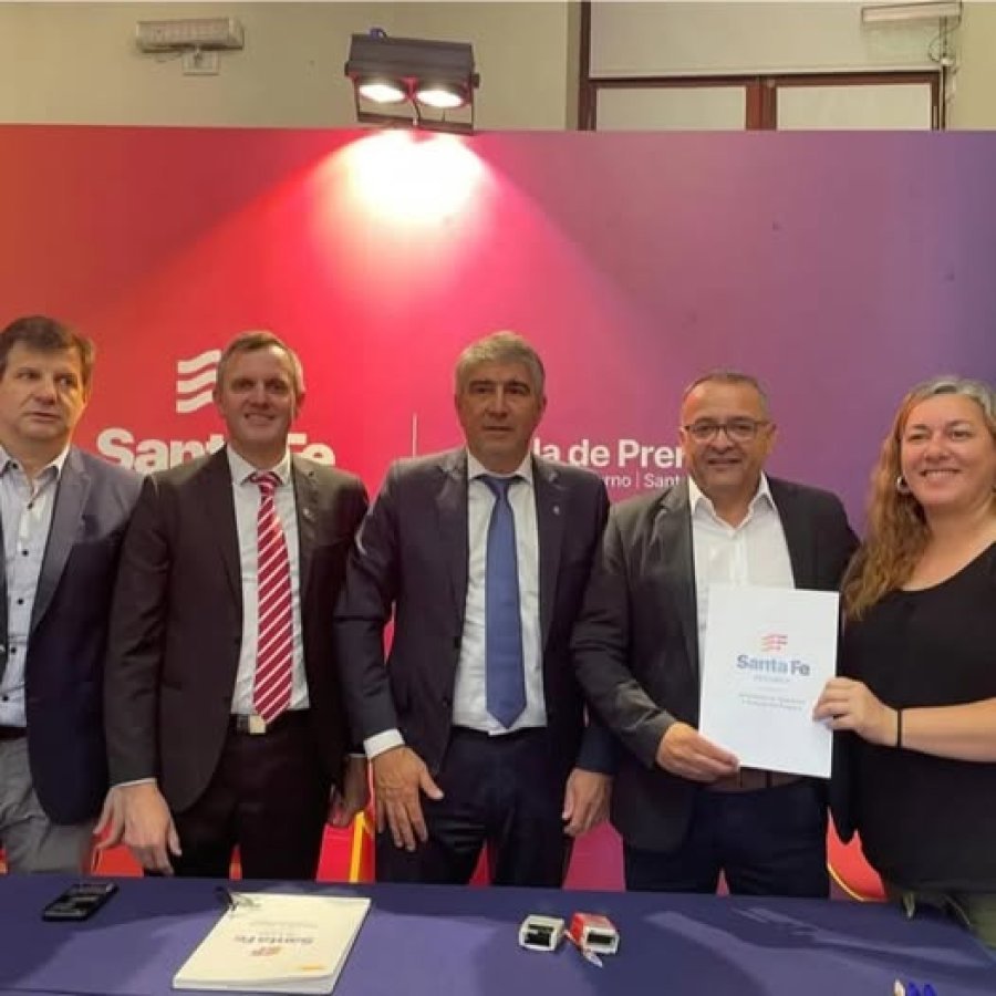 El presidente comunal junto a funcionarios provinciales al celebrar el acuerdo.