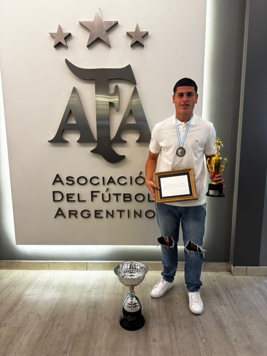 PREMIADO. Valentino con su reconocimiento.