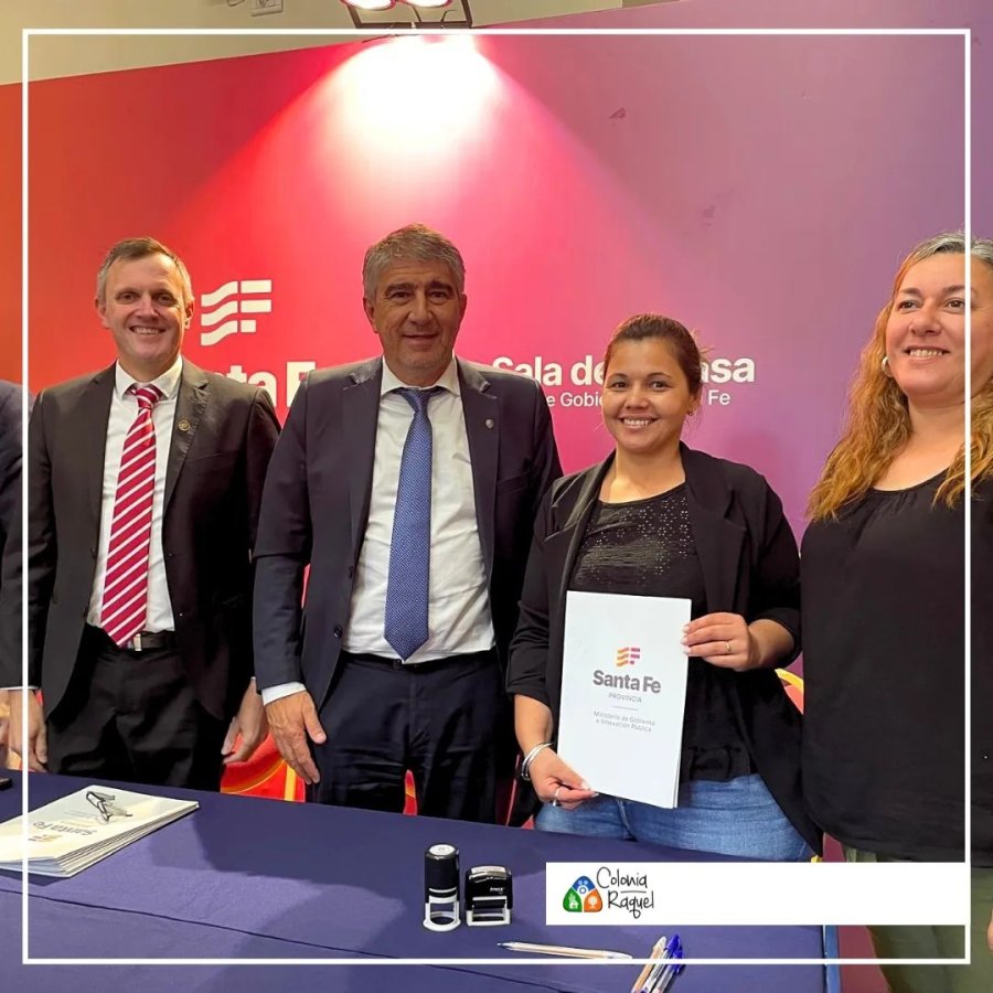 La titular de la Comuna junto a funcionarios provinciales.