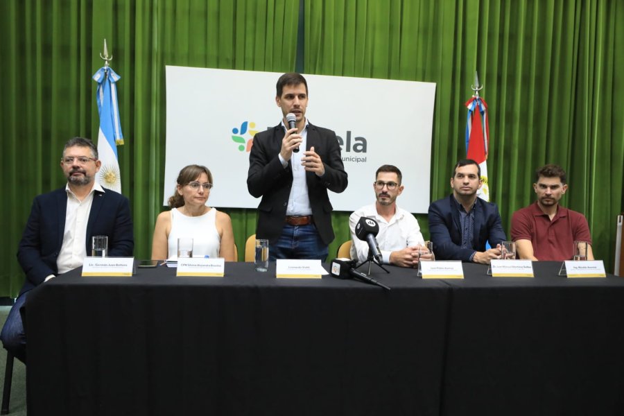 ACTO. El intendente particip&oacute; del encuentro en el que se realiz&oacute; el llamado a concurso de precios para la adquisici&oacute;n de maquinarias y veh&iacute;culos.