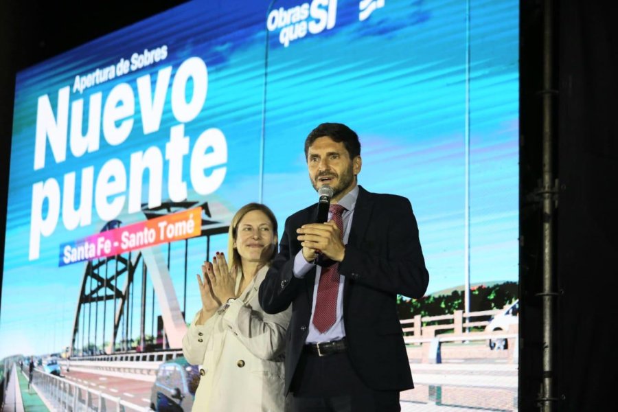 La vicegobernadora Gisela Scaglia y el gobernador, Maximiliano Pullaro en el acto de apertura de sobres.