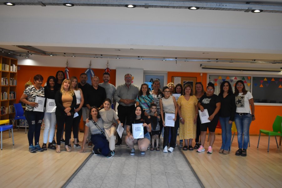 Los beneficiarios junto al Intendente.