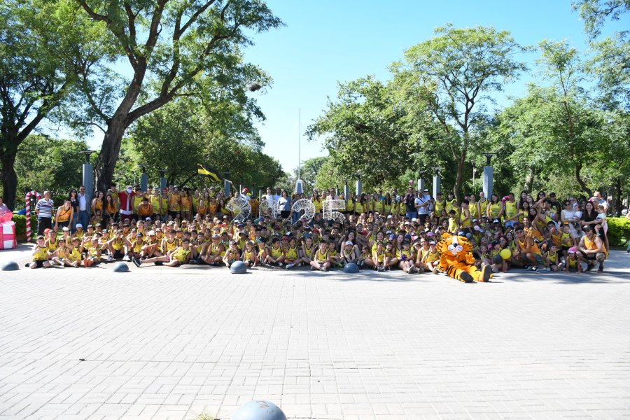 Los colonos y ls autoridades en la plaza Libertad, frente al Municipio.