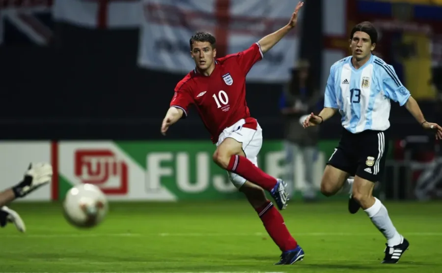 Michael Owen remata ante la mirada de Diego Placente en el partido entre Inglaterra y Argentina por la fase de grupos del Mundial de Corea y Japón 2002.