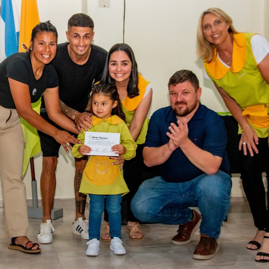 Una de las pequeñas egresadas junto a familiares, docentes y el Intendente.