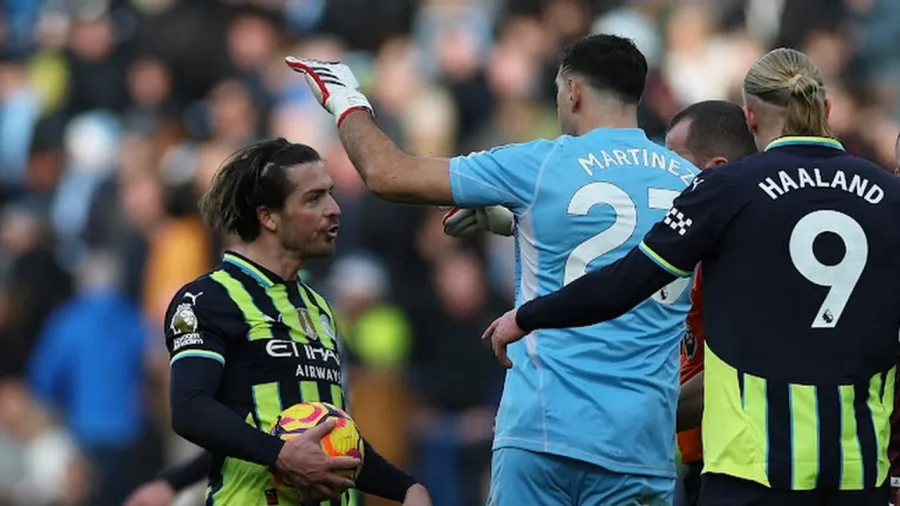 Emiliano Martínez se enfrenta a Jack Grealish.