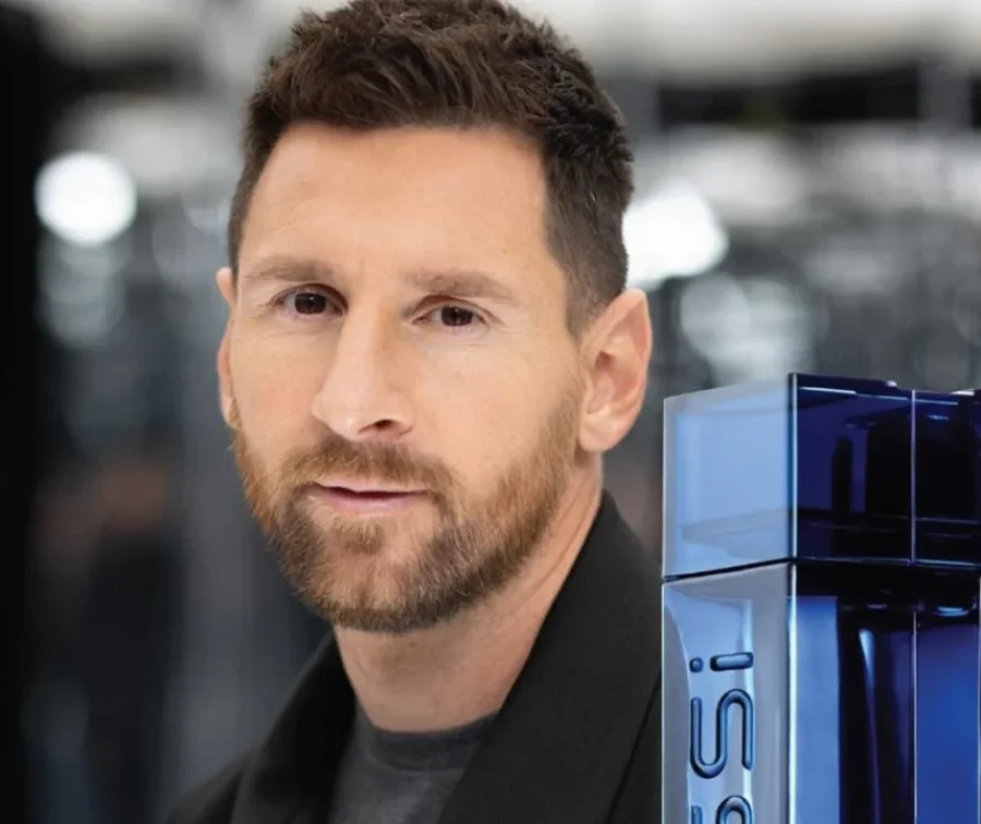 Lionel Andrés Messi y su nuevo producto de perfumería.