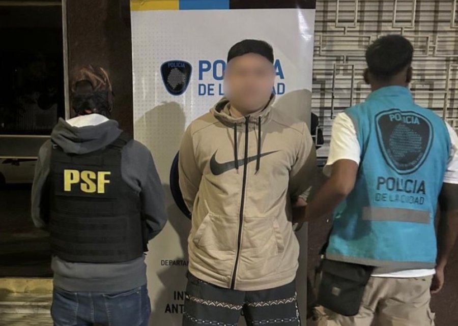 Jonatan Riquelme al momento de ser detenido en la Ciudad Autónoma de Buenos Aires (CABA), por la policía de Santa Fe y policía de la Ciudad.