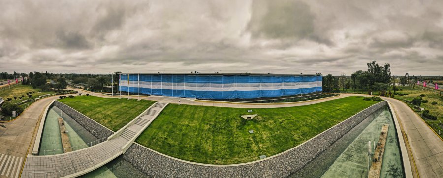 El nuevo edificio corporativo de la Casa Central en Sunchales, cubierto por un pabellón nacional.