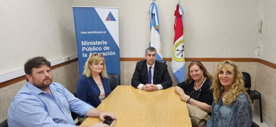 El fiscal Vottero junto a Mariela Fahsbender, Daniela Rossler, Analía Gómez Tosello y Sebastián Barello.