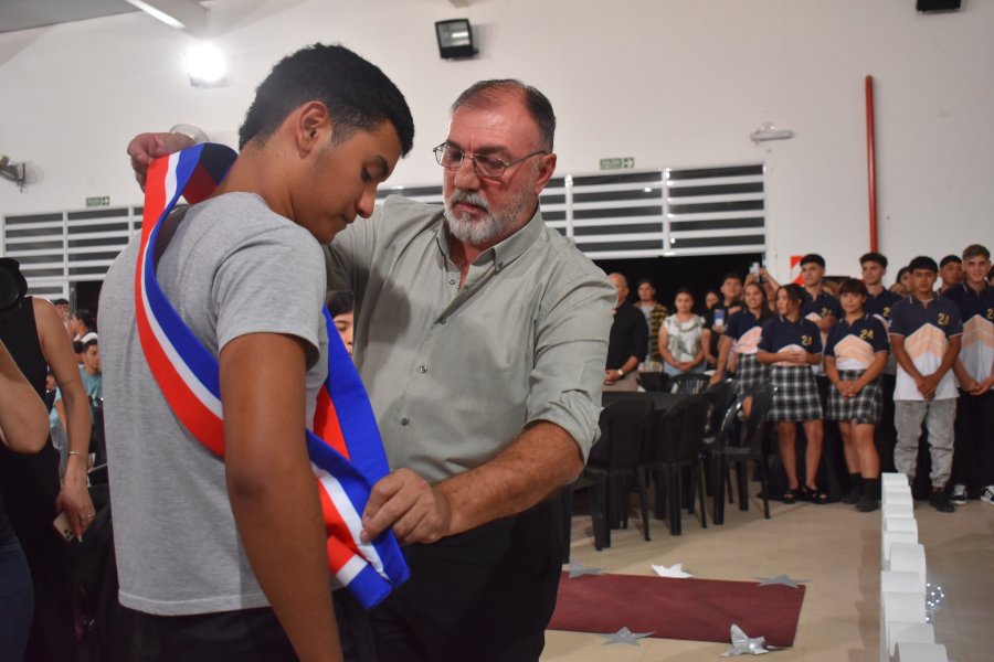 El Intendente ungiendo a quien le cabe el honor de portar la Bandera de la Provincia.