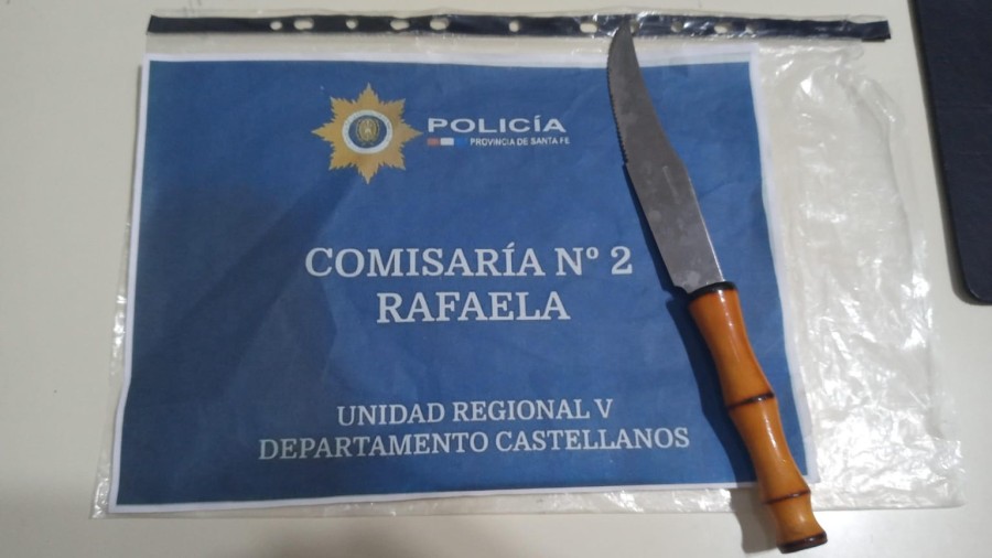 El cuchillo de unos 25 cm. de largo que el arrestado llevaba en la cintura.
