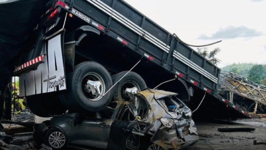 TRAGEDIA. Las autoridades indicaron que el siniestro se produjo cuando uno de los neumáticos del autobús reventó.