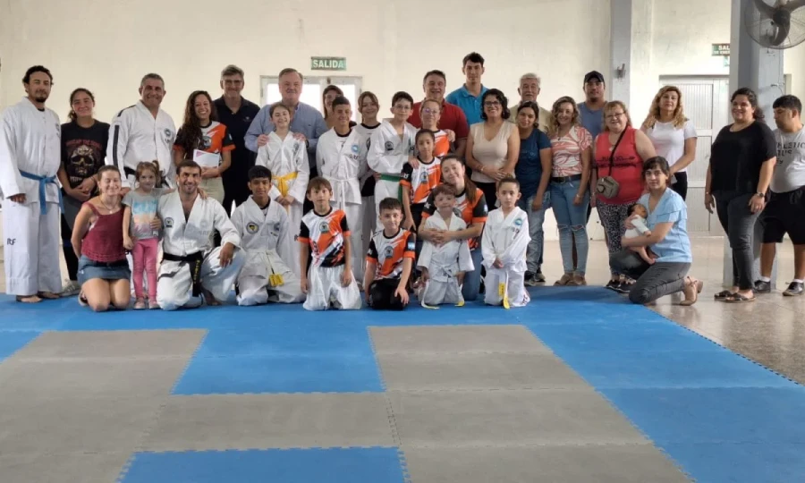 Los beneficiarios junto a las autoridaes en un momento del acto.