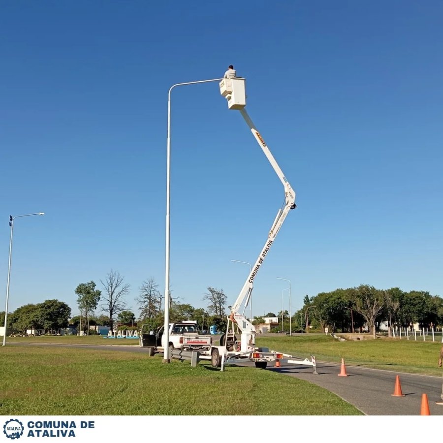 Operarios comunales trabajando en el acceso al pueblo.