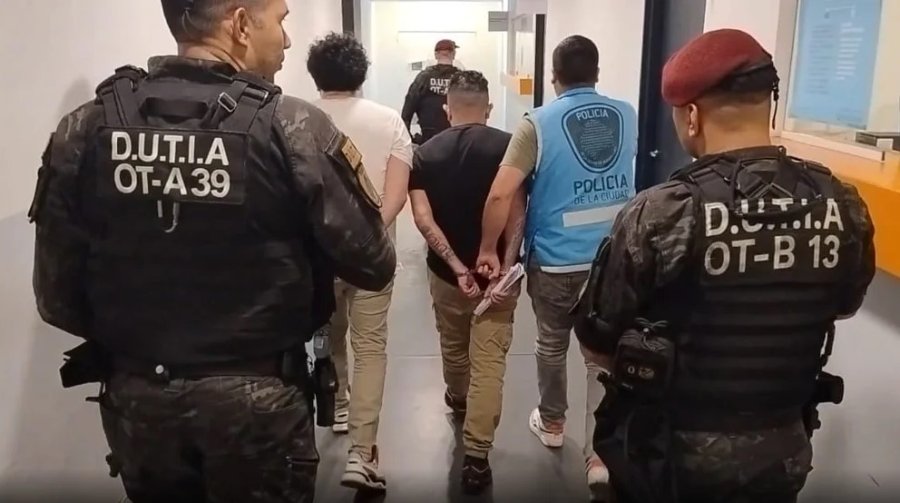 La Policía los interceptó cuando salían de un edificio ubicado en Tucumán al 800 de CABA y se les secuestraron pertenencias.