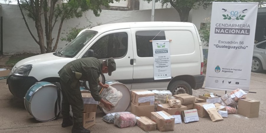Los gendarmes secuestraron 1,555 kilo de marihuana, mercaderías de la canasta básica, dinero en efectivo y elementos de propaganda de movimientos sociales.