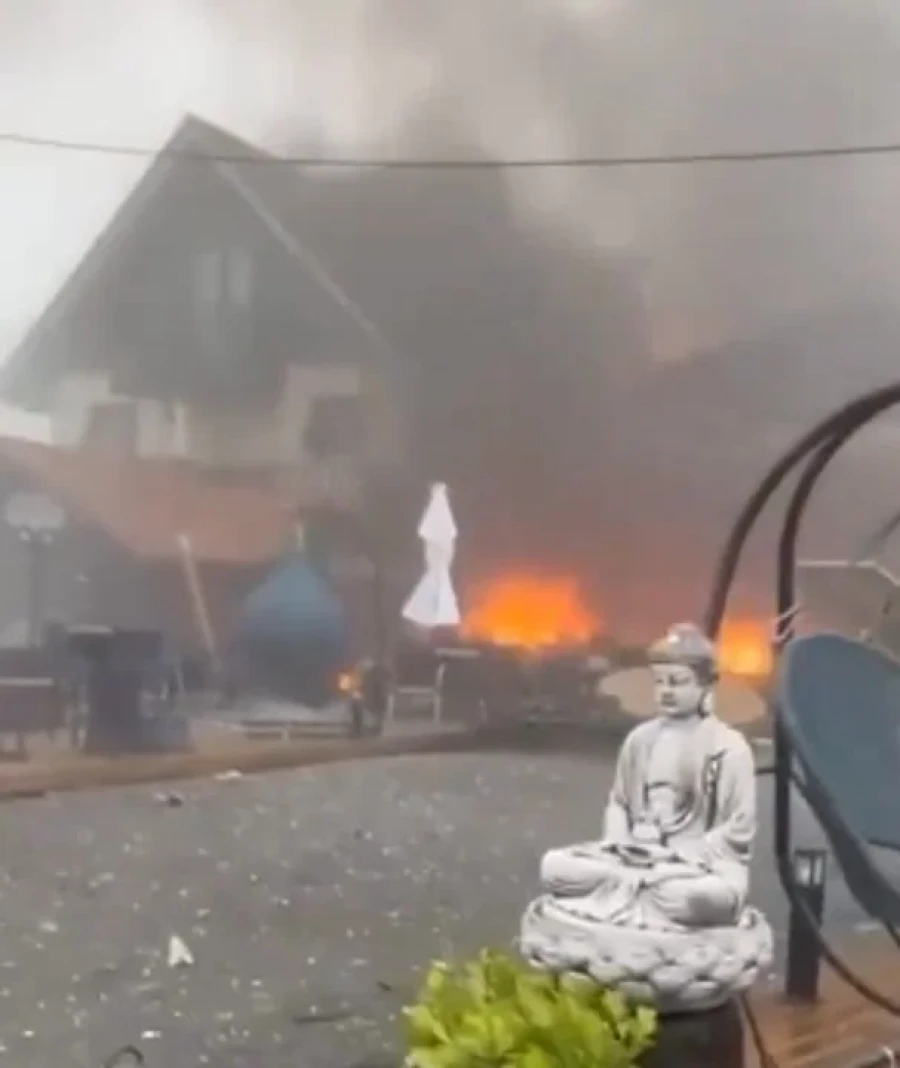 Un avión chocó contra un edificio y luego contra un comercio.