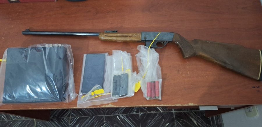 <i>En los procedimientos secuestraron un celular, una carabina, 2 cargadores y 3 cartuchos.</i>